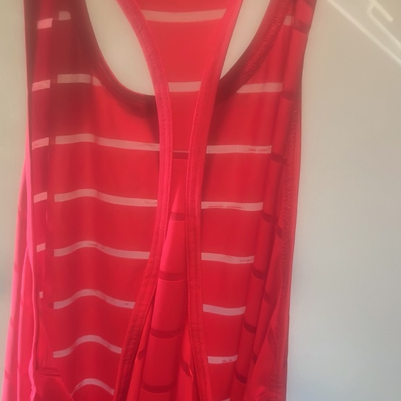 Red Striped Sleeveless Razorback Tank♥️Excellent Condition - Picture 3 of 3